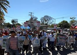 Miles marchan en San Juan por la salida de la minera GoldQuest