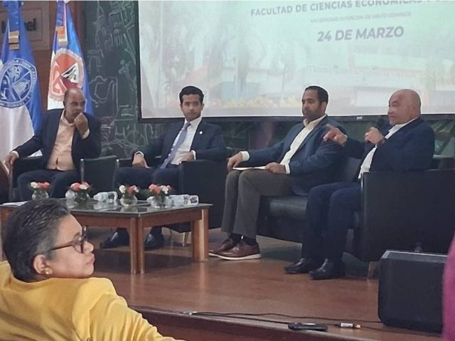 UASD impulsa debate sobre indexación salarial y reforma tributaria ante presiones inflacionarias.