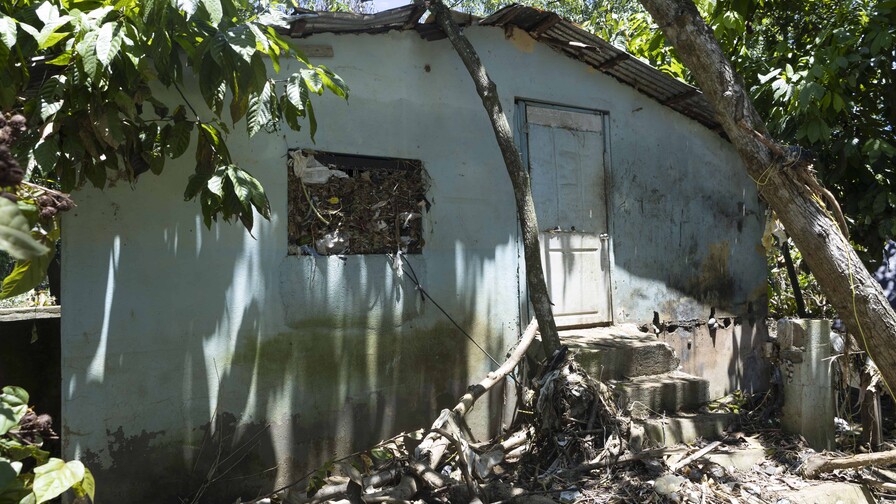Más de 130 familias afectadas por desbordamiento del arroyo Lebrón esperan por ayuda del Gobierno