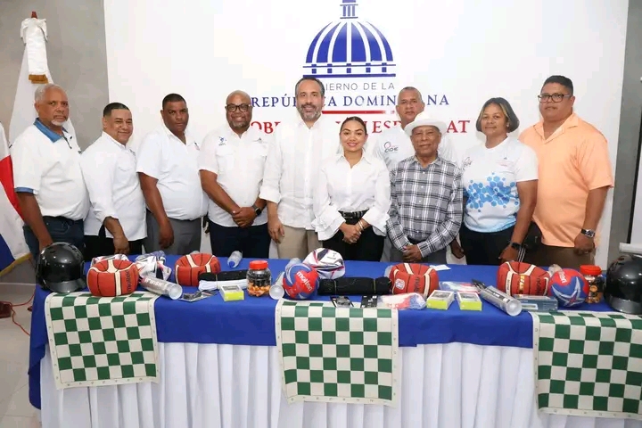 Gobernadora Patricia Muñoz Salcedo, junto al director ejecutivo del INEFI