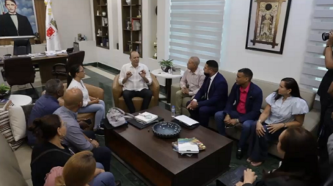 alcalde Ulisses Rodriguez se reune con comunitarios