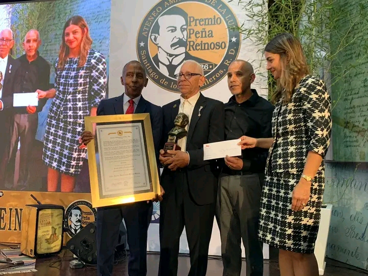 Ateneo Amantes de la Luz reconoce a figuras ejemplares del país con el Premio Peña y Reinoso al Magisterio Nacional.  Entre los reconocidos se encuentra el periodista Félix Jacinto Bretón, con 57 años de ejercicio profesional.