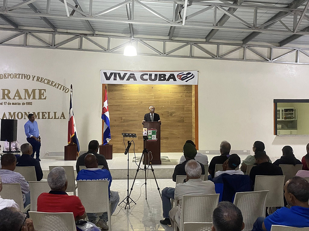 Embajador de Cuba en RD, Ángel Arzuaga Reyes, visita Licey al Medio