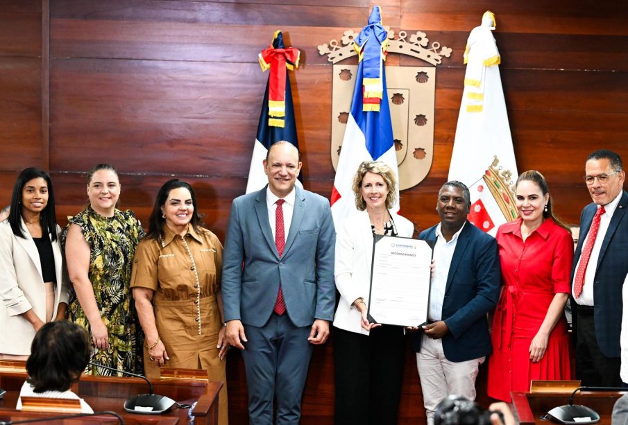Ayuntamiento de Santiago reconoce a embajadora de Francia Sonia Barbry como “Visitante Distinguida”