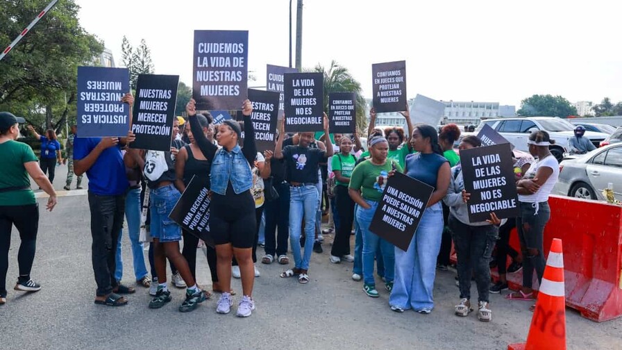 Grupos provida y feministas chocan en el Tribunal Constitucional por las tres causales del aborto