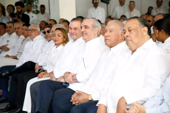 todo el pueblo dominicano, especialmente a hombres y mujeres que trabajan día a día en el campo