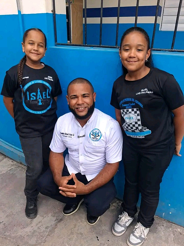 JUNTA DISTRITAL LAS PALOMAS FELICIA A NIÑAS POR SU PAPEL EN DEPORTE AJEDRES