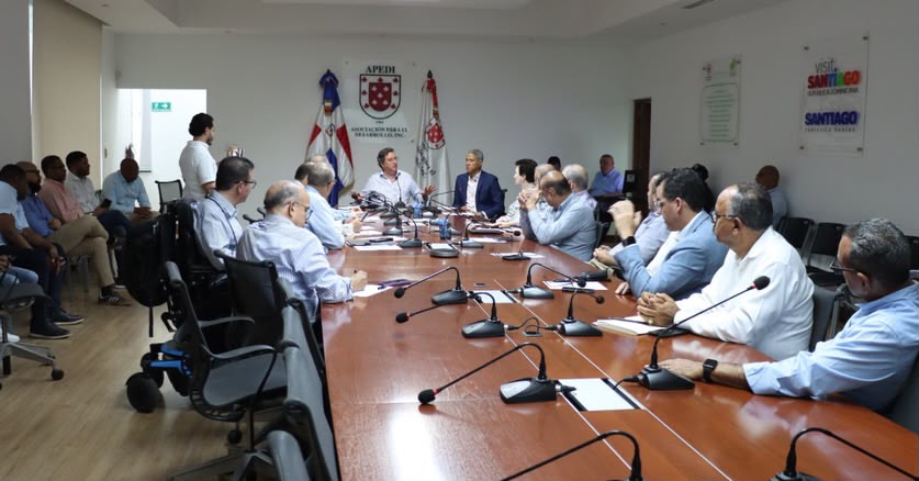 Director de Coraasan presenta proyectos de saneamiento a empresarios de Santiago*