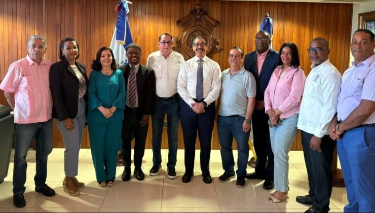 Rector UASD con asodemu y otros  grupos ante de encuentro de mujeres