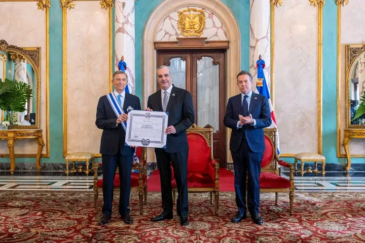 Presidente Luis Abinafer reconoce ex ministro de relaciones Internacionales